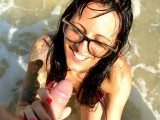 Vidéo porno mobile : Une cochonne à lunettes tringlée à la plage